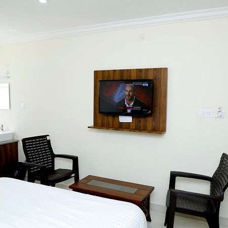 Cnr Residency Hotel Madanapalle Buitenkant foto