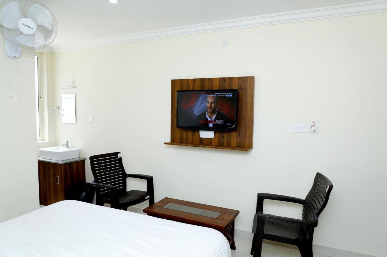 Cnr Residency Hotel Madanapalle Buitenkant foto
