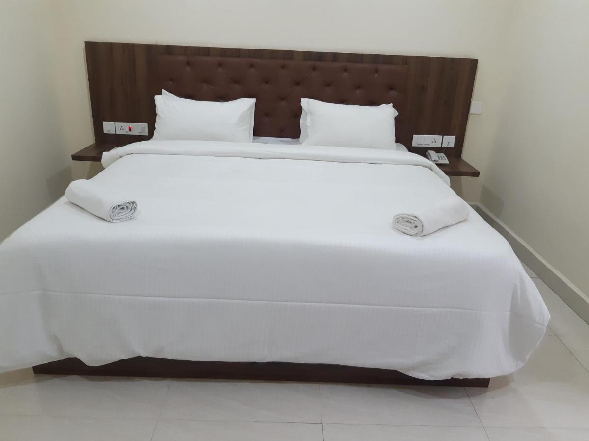 Cnr Residency Hotel Madanapalle Buitenkant foto