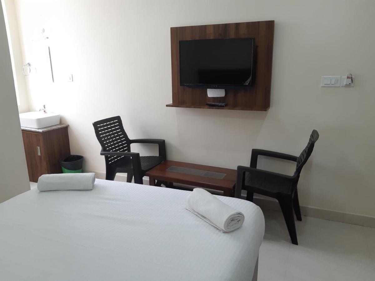 Cnr Residency Hotel Madanapalle Buitenkant foto