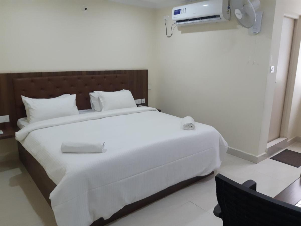 Cnr Residency Hotel Madanapalle Buitenkant foto