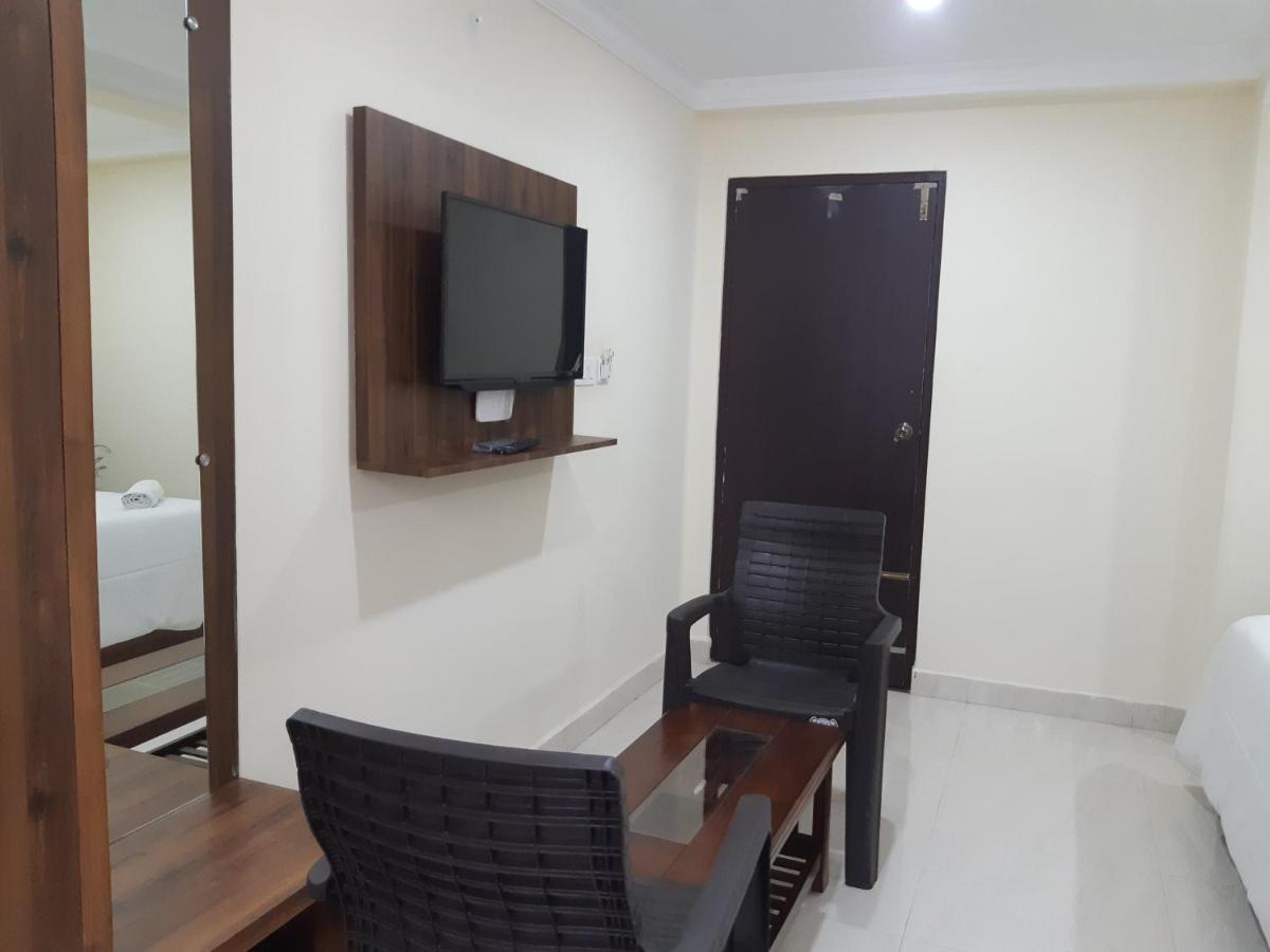 Cnr Residency Hotel Madanapalle Buitenkant foto