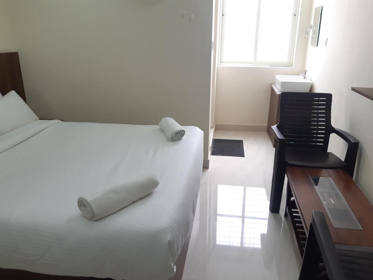Cnr Residency Hotel Madanapalle Buitenkant foto