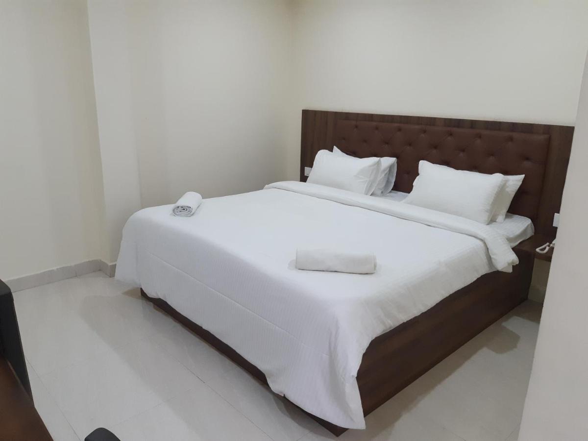 Cnr Residency Hotel Madanapalle Buitenkant foto