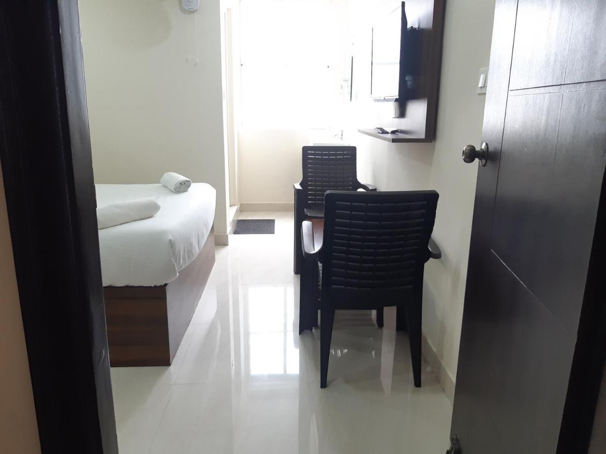 Cnr Residency Hotel Madanapalle Buitenkant foto