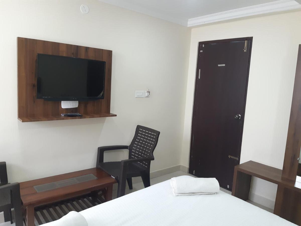 Cnr Residency Hotel Madanapalle Buitenkant foto
